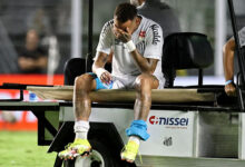 Neymar Jr Porté En Civière (Santos)