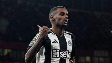 Alexander Isak en maillot de Newcastle, visé par une offre de 120 millions de Liverpool