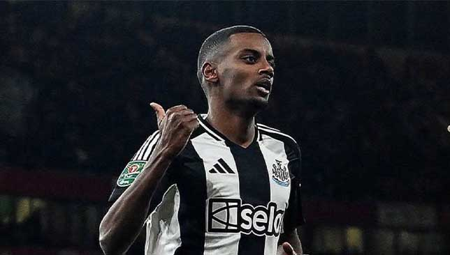 Alexander Isak en maillot de Newcastle, visé par une offre de 120 millions de Liverpool
