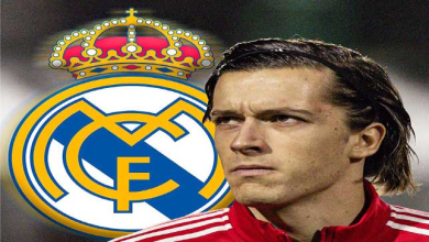 Álvaro Carreras devant le Logo du Real Madrid après son transfert depuis Benfica