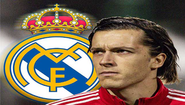 Álvaro Carreras devant le Logo du Real Madrid après son transfert depuis Benfica