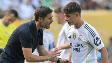 Arda Güler et Xabi Alonso pendant la préparation du Real Madrid en 2025