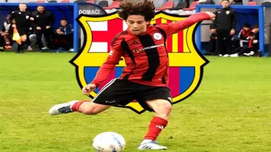 Portrait de Lovro Chelfi, jeune recrue croato-algérienne du Barça Atlètic, devant le Camp Nou avec les drapeaux algérien et croate