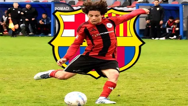 Portrait de Lovro Chelfi, jeune recrue croato-algérienne du Barça Atlètic, devant le Camp Nou avec les drapeaux algérien et croate